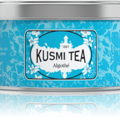 BERLINO, GERMANIA - CIRCA SETTEMBRE 2019: Vari tè in mostra presso il  negozio Kusmi Tea nel centro commerciale di Berlino. Kusmi Tea è una marca  di tè, con sede in P Foto